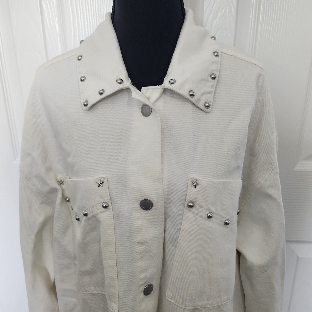 Universal Thread Size Medium White Jacket With Silver Color Embellishments